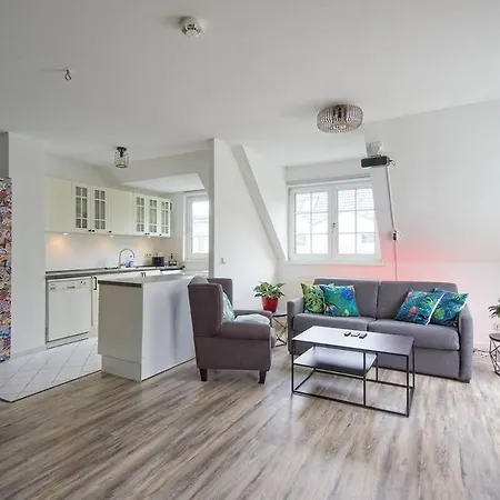 Modernes In Potsdam-golm - 2 Zimmer - Balkon - Beamer - Disney Plus